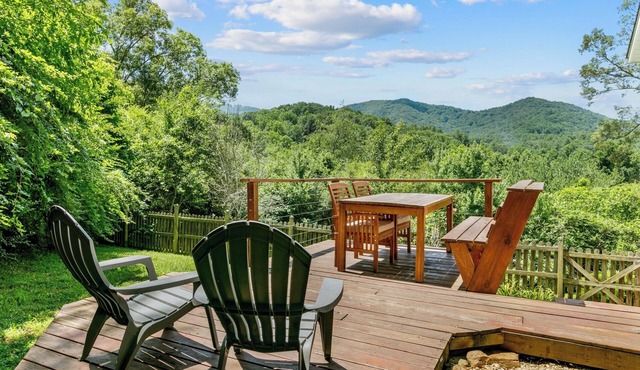 Spacious 5-bedroom house w Mountain Views!