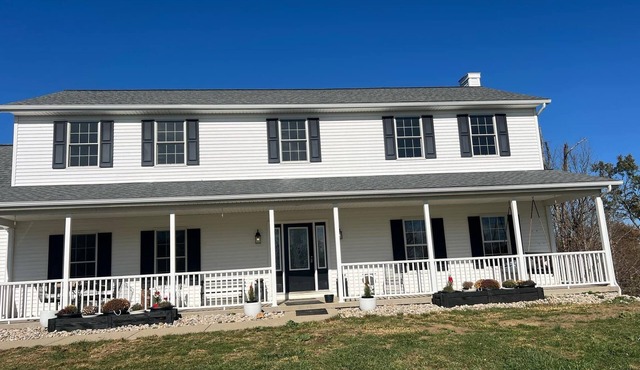 Spacious 5-bedroom country home in serene Williamstown near the Ark and lake