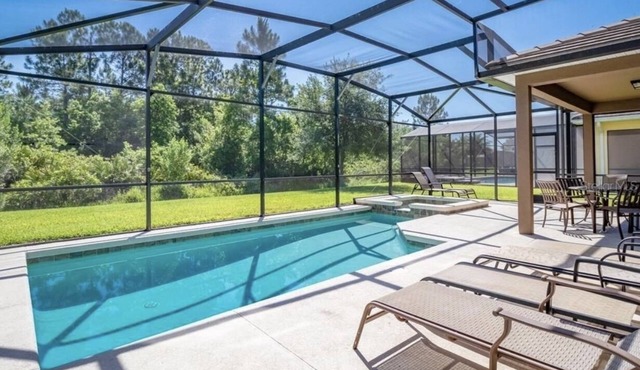 Spacious 5 Bedroom villa with private saltwater pool, huge 100 inch smart TV!