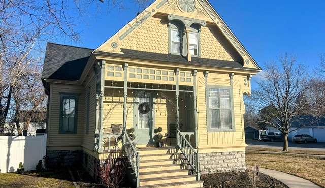 Spacious 5-bedroom Victorian house in charming Old Town Alpena with AC