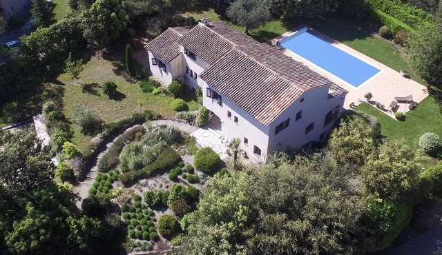 Spacious 5-bedroom villa with modern interior, south-facing garden + large pool