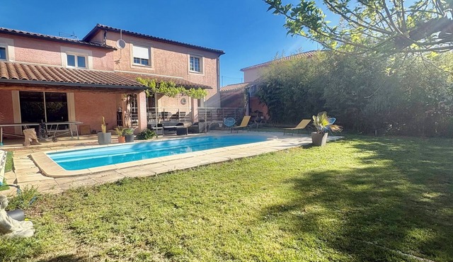 Spacious 5-bedroom villa with AC in perfect Claret