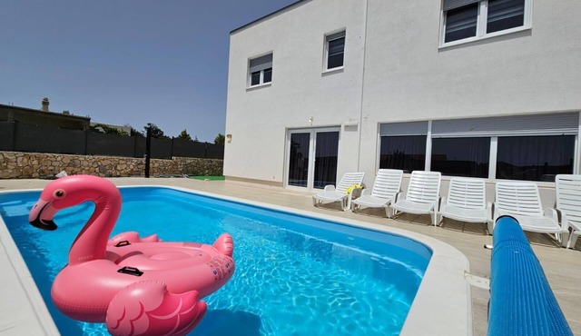 Spacious 5-bedroom villa with pool, WiFi, AC, parking