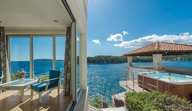 Spacious 5 bedroom Villa K with sea access