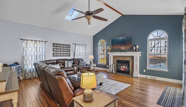 Spacious 5 Bedroom w/Pool, Patio and Theaternn