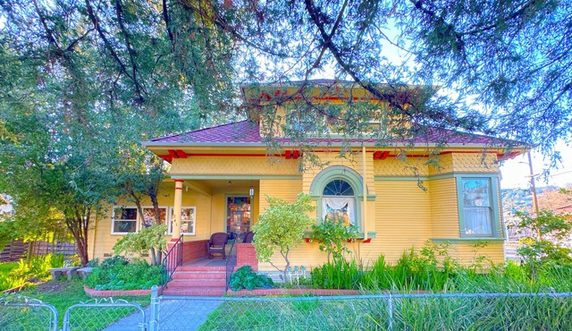 Spacious 5-bedroom wine country retreat in downtown Cloverdale