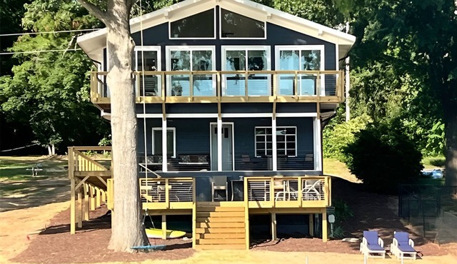 Spacious 5-bedroom water front house on Badin Lake, New London NC, SLEEPS 18
