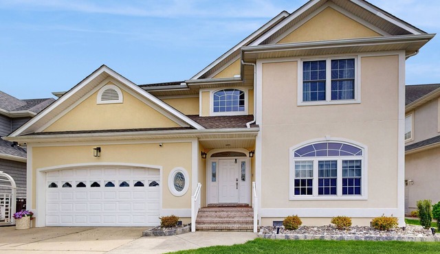 Spacious 5 bedroom, waterfront home w/grill, firepit, full kitchen & shared pool