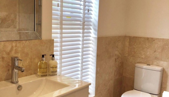 Spacious 5 Bedrooms-5mins to Town-Perfect for Families, Friends & Corporate use!