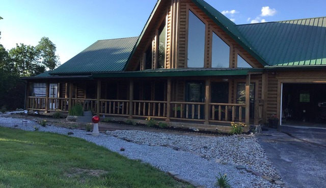 Spacious 5 bedrooms, three stories log cabin with WiFi, AC in charming Bronston