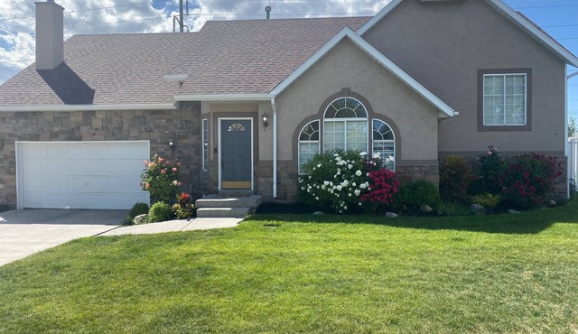 Spacious 5 BR/3 Bath Home with a PRIVATE HOT TUB! 2x full Kitchens & Laundry