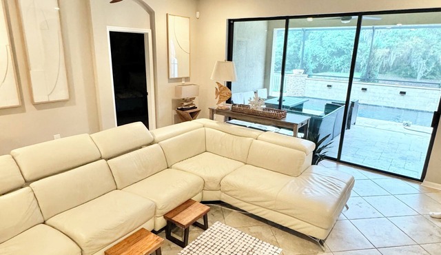 Spacious 5-br, 3ba house in Wesley Chapel with AC, WiFi & pool