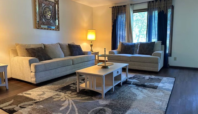Spacious 5-BR Home - Near CLE Clinc + CWRU