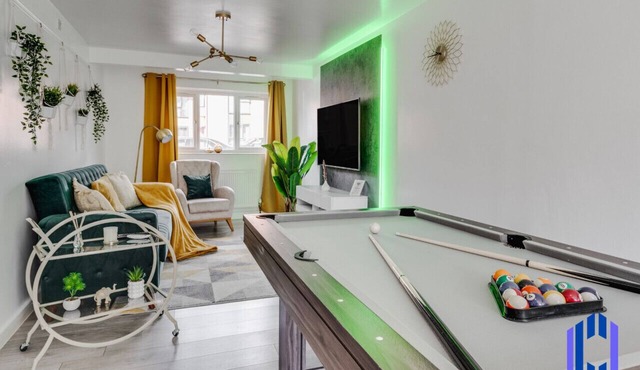 Spacious 5 BR Home Nr Etihad Stadium - Pool Table