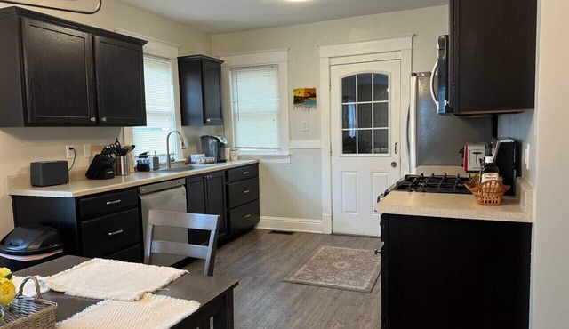 Spacious 5 BR home, walk to Notre Dame, Eddy St