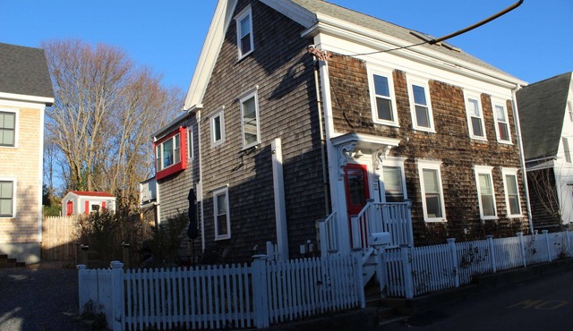 Spacious 5 BR House steps to Commercial St.;Well appointed:4 king beds,yard,Pkg,