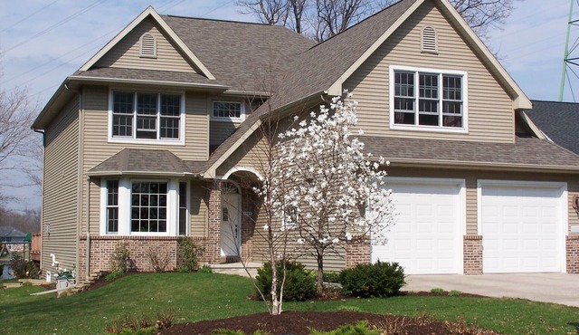 Spacious 5 BR Lake Front Home w/game room, 30 miles to Lambeau, 20 miles to EAA