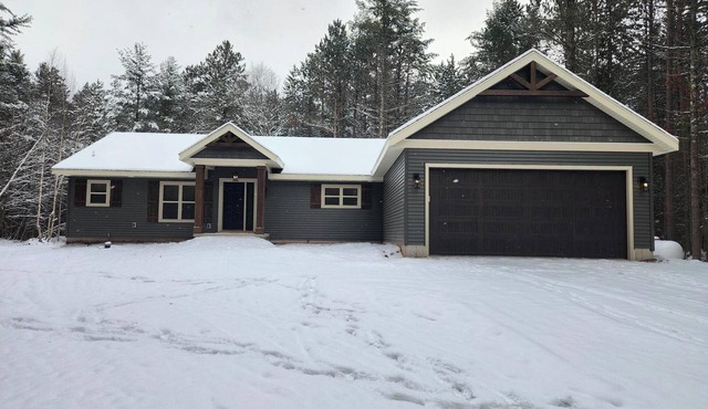 Spacious 5-BR home in Manitowish Waters with pier access on Chain of Lakes.