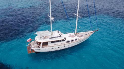 Spacious 5-Cabin Yacht Hotel in the Heart of Barcelona