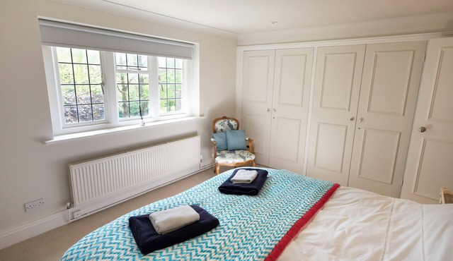 Spacious 5* guest house with private tennis court and beautiful gardens