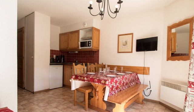 Spacious 5-pers apartment at the slopes with parking and WiFi