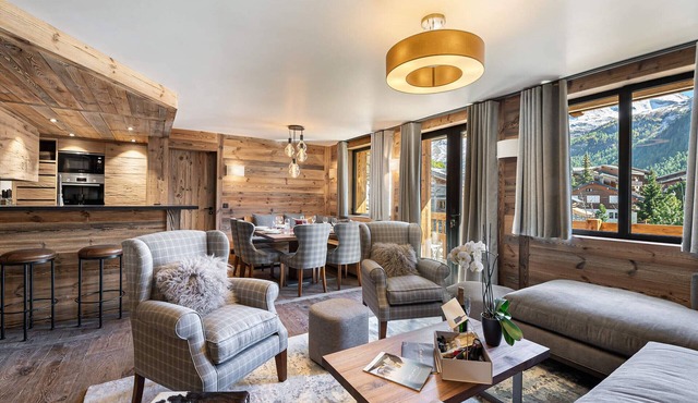 Spacious 5-Room Apartment for 8 with Fireplace and Parking in Val d'Isère