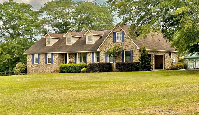 Spacious 5-bedroom farmhouse/pool in charming Batesburg-Leesville with WiFi, AC