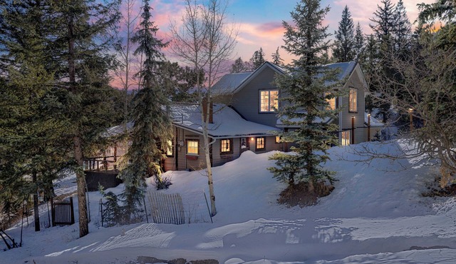 Spacious 5-bedroom house in serene Green Mountain Falls with AC, WiFi