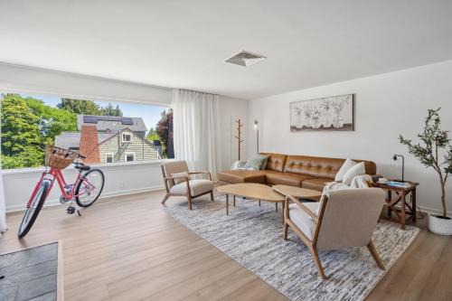 Spacious 5B2B home 5 min to airport with AC, Game Room, WiFi, Parking