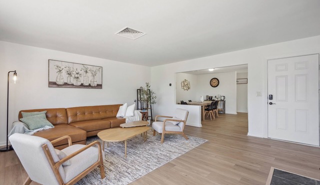 Spacious 5B2B home 5 min to airport with AC, Game Room, Sleeps 16