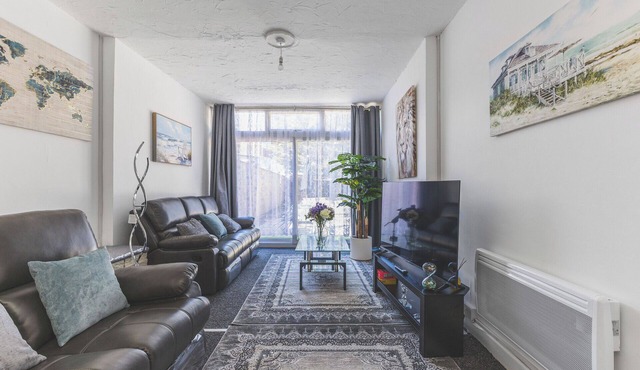 Spacious 5BD Home w/Garden & Parking, Hounslow