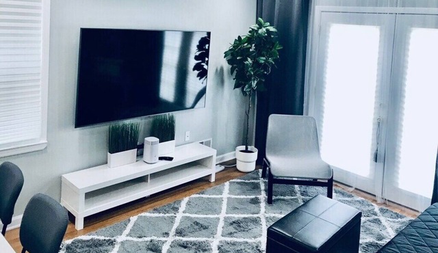 Spacious 5BDR, 3.5BTH, with 2-car parking. Minutes to Manhattan and EWR Airport!