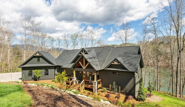 Spacious 5BDR, lakefront, firepit, hot tub, yard: Tryon Intl Equestrian Center