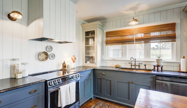 Spacious 5bdrm house with AC and WiFi/Family Friendly/Fire Pit/HOT TUB