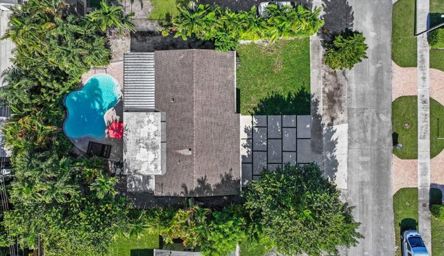 Spacious 5bedroom, fitness area, private pool, pool table & AC in fabulous Miami