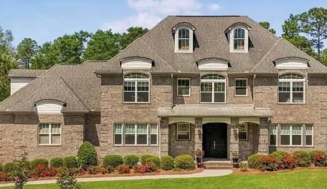 Spacious 5bedroom house in Spanish Fort. The back Yard is your on private Oasis.