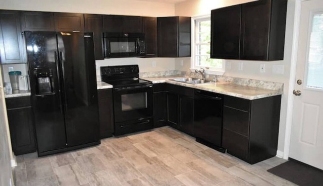 Spacious 5BR/3 Bath, fenced, garage, 7 TV's, Parking, close to xway & shopping