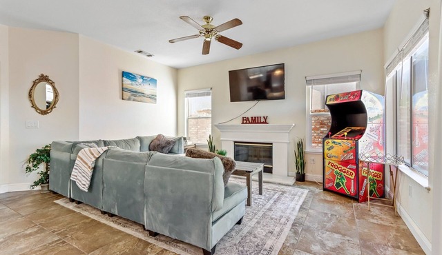 Spacious 5BR 3BR w Pool Table, Air Hockey, Games and more!