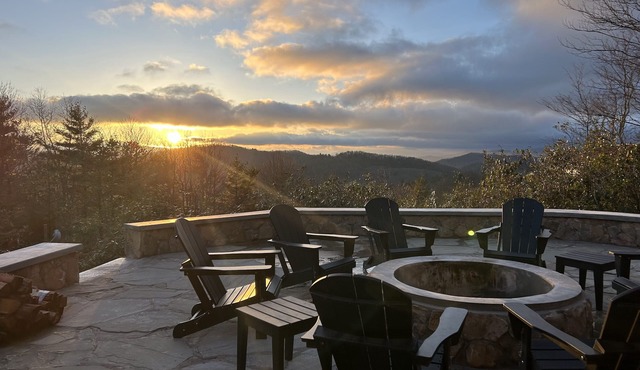 Spacious 5BR/4BA/1 level home on 8 acres w/Stunning Views, Hot Tub & Fire Pit
