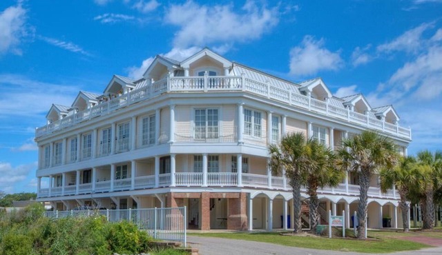 Spacious 5BR, 4BA Oceanview Townhome in Oak Island, perfect for 12 guests!