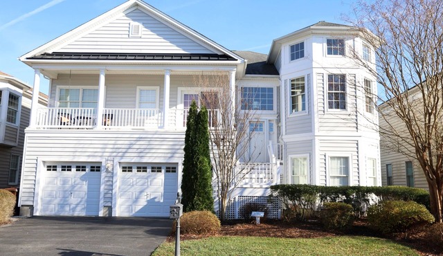 Spacious 5BR, Bayside Views, Resort w/Pools & Gym