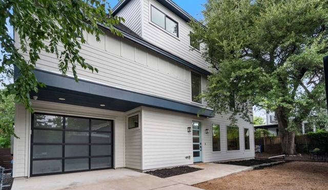 Spacious 5BR Central Austin Home w/Pool, Sleeps 13