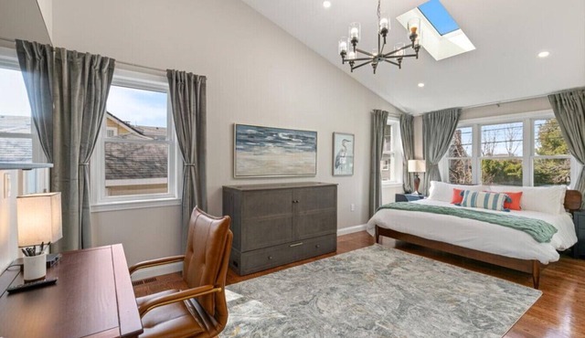Spacious 5BR Executive Retreat - 10 Min to Boston