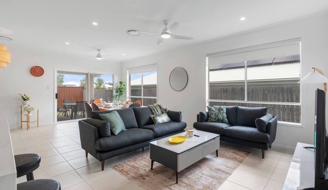 Spacious 5BR Family Home in Peaceful Park Ridge