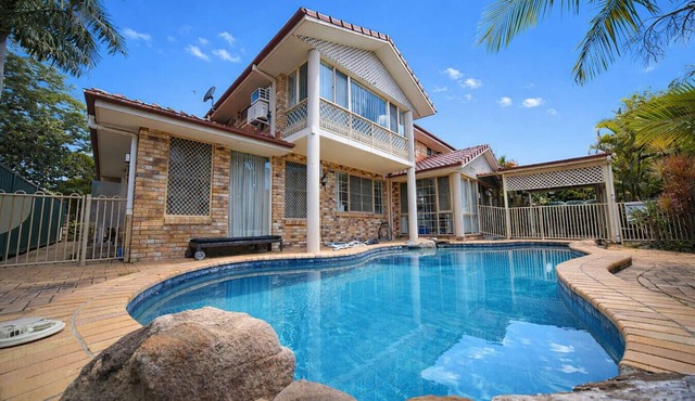 Spacious 5BR Family Home with Pool in Robertson