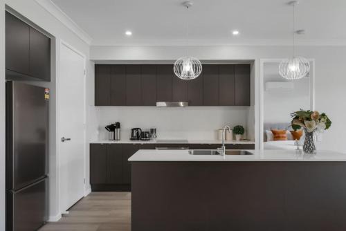 Spacious 5BR Family Home Park Ridge Comfort