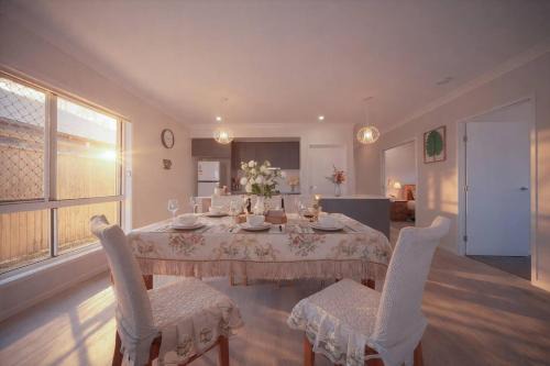 Spacious 5BR Family Home in Park Ridge