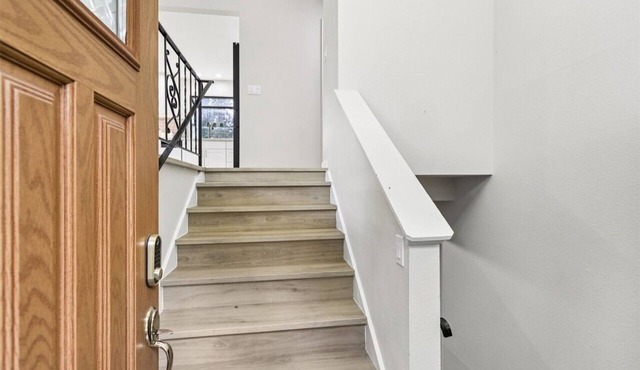 Spacious 5BR Family Home in Bellevue, Mountain Views, Prime Location,Top Schools