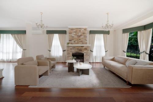 Spacious 5BR Family Home with Pool in Robertson