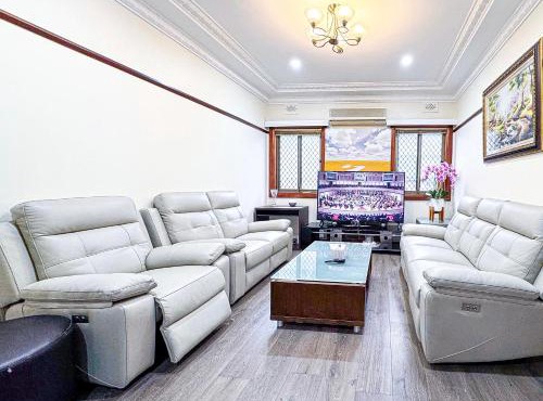 Spacious 5BR Family Home - 2 Free Parking - Walk to Train & Shops